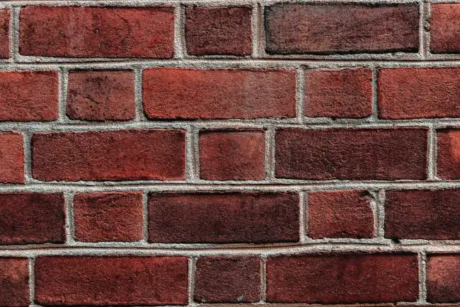 Ściana z czerwonych cegieł